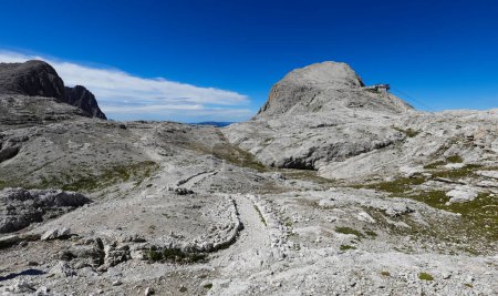 Foto de Panorama de los Alpes italianos con el refugio alpino llamado RIFUGIO ROSETTA o PEDROTTI en Italia - Imagen libre de derechos