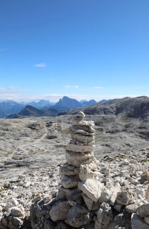 Foto de Pila de piedras llamada CAIRN para la orientación de los excursionistas o como símbolo de oración en las montañas - Imagen libre de derechos