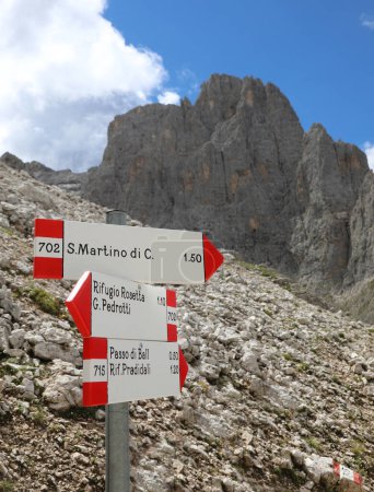 Foto de Flechas de los caminos con los nombres italianos del lugar de montaña en los Alpes en el norte de Italia en verano - Imagen libre de derechos