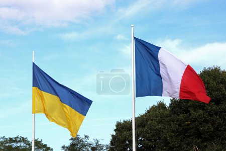 Foto de Banderas amarillas y azules de Ucrania y la bandera francesa ondeando juntas - Imagen libre de derechos