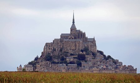 Téléchargez les photos : Célèbre abbaye du Mont Saint Michel sur la colline visitée par des millions de touristes chaque année - en image libre de droit