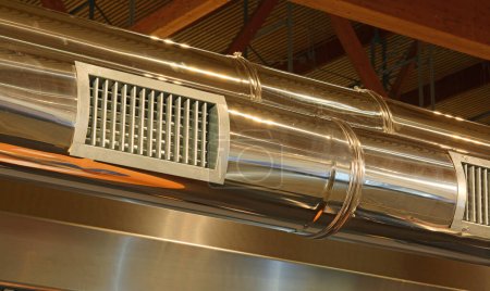 Foto de Tubo de acero con boquilla grande para la salida de aire del sistema de aire acondicionado industrial - Imagen libre de derechos