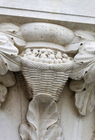 Téléchargez les photos : Sculpture avec l'écriture SEREXIS qui signifie cerises en dialecte vénitien à Venise sur une colonne du Palais ducal en Italie - en image libre de droit