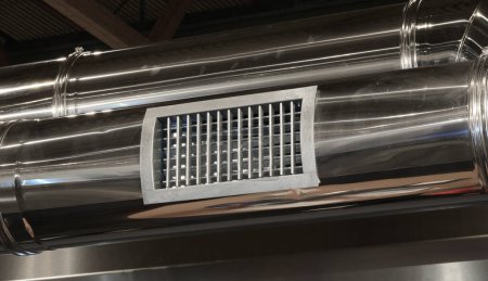 Foto de Ventilación de aire en una tubería de acero del sistema de aire acondicionado - Imagen libre de derechos