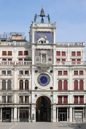 Foto de Antigua torre del reloj astronómico con estatuas llamadas Mori di Venezia en Venecia en Italia sin gente durante el encierro - Imagen libre de derechos