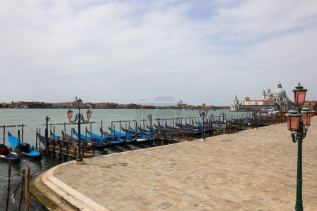 Foto de Barcos de góndola sin gente en Venecia en el norte de Italia durante el cierre - Imagen libre de derechos