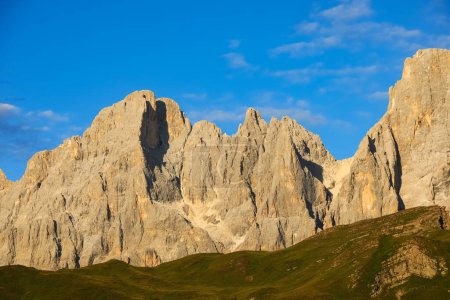 Téléchargez les photos : DOLOMITE chaîne de montagnes dans les Alpes européennes en été au coucher du soleil en Italie - en image libre de droit