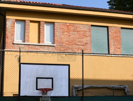 Foto de Old hoop in a prison reformatory basketball court with no people - Imagen libre de derechos
