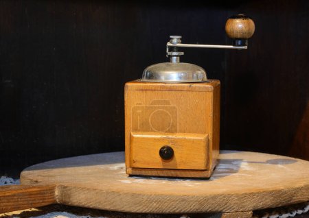 Foto de Old coffee grinder to pulverize the beans and prepare the drink with drawer - Imagen libre de derechos