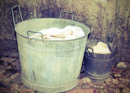 Téléchargez les photos : Ancient metal tub for doing the laundry of the poor peasant civilization with an antique effect - en image libre de droit