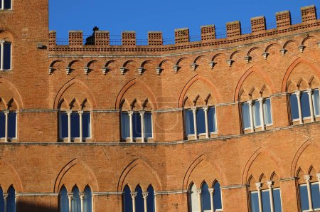 Foto de Three-mullioned windows in the ancient palace of central Italy in Europe - Imagen libre de derechos