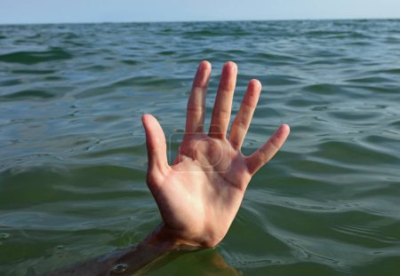 Téléchargez les photos : People hand while drowning and asking for help symbol of depression and failure - en image libre de droit