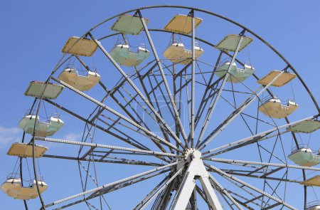 Foto de Gran rueda panorámica en el lunapark diversión sin gente durante el día - Imagen libre de derechos