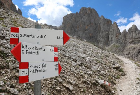 Foto de Indications on the mountain path with the locations written in Italian language in Italy - Imagen libre de derechos