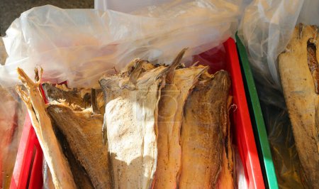 Téléchargez les photos : Poisson sec Stockfish à vendre dans le stand en Europe - en image libre de droit