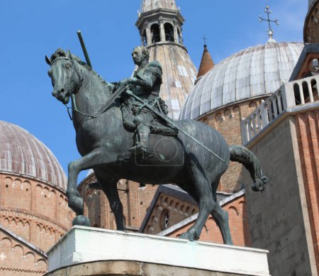 Foto de Padua, PD, Italia - 5 de mayo de 2022: Estatua ecuestre con el hombre llamado GATTAMELATA un caballero de la ciudad de Padova en la región del Véneto y la Basílica de San Antonio en el fondo - Imagen libre de derechos