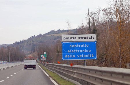 Foto de Siena, SI, Italia - 21 de febrero de 2023: Panel de Alerta de Italia que significa Control de Velocidad de la Policía en la carretera - Imagen libre de derechos