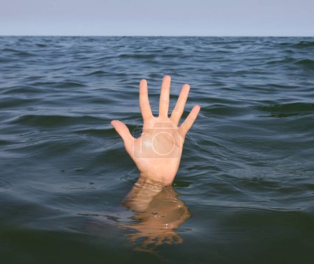 Téléchargez les photos : Main de la personne qui demande de l'aide alors qu'elle risque de se noyer dans les eaux profondes - en image libre de droit