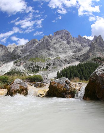 Téléchargez les photos : Paysage alpin et le ruisseau avec de l'eau glacée qui vient des hautes montagnes - en image libre de droit
