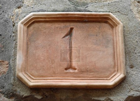 Téléchargez les photos : Grand numéro de rue de la maison avec le chiffre 1 sur la tuile de marbre - en image libre de droit