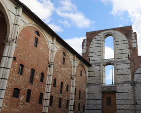 Foto de Antiguo edificio llamado FACCIATONE la parte inacabada de la catedral de Siena en Italia - Imagen libre de derechos