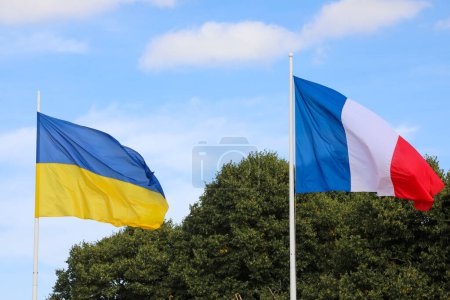 Dos banderas una de la Ucrania amarilla y azul y una de la Francia tricolor