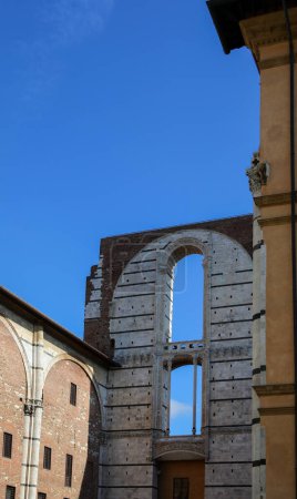 Foto de Antiguo edificio llamado FACCIATONE la parte inacabada de la catedral de Siena en Italia - Imagen libre de derechos