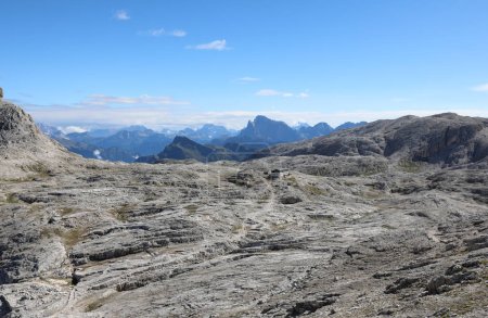 Paisaje casi lunar de las dolomitas en el norte de Italia y el refugio alpino llamado Rosetta en medio de las rocas