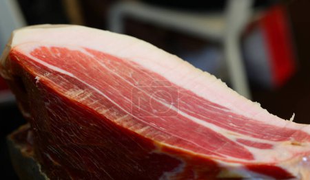 Foto de Corte de jamón crudo sazonado con manteca de cerdo blanca en rodajas en la delicatessen - Imagen libre de derechos