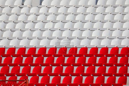 Téléchargez les photos : Sièges vides rouges et blancs dans le stade sans personnes - en image libre de droit