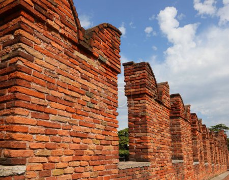 Foto de Antigua Batalla con almenas en la muralla de la ciudad hecha con ladrillos rojos - Imagen libre de derechos