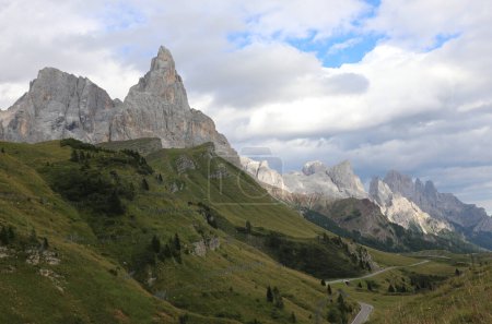 Foto de Paisaje de montaña con Cimon della Pala en verano - Imagen libre de derechos