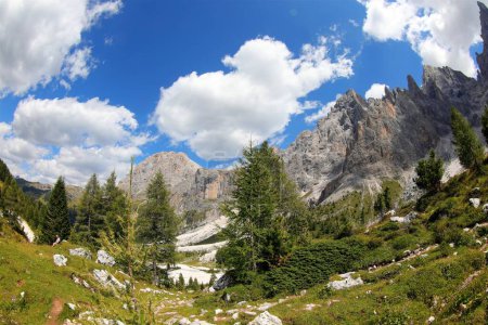 Téléchargez les photos : Paysage montagneux en Norhern Italie près de TRENTO en été - en image libre de droit