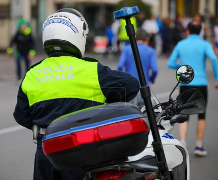 Téléchargez les photos : Vicence, VI, Italie - 19 mars 2023 : Police motocycliste avec texte POLIZIA LOCALE qui signifie police locale en langue italienne - en image libre de droit
