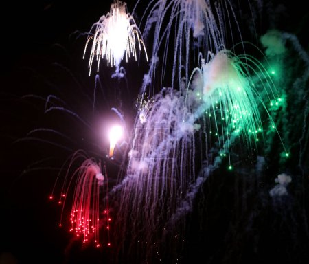 Foto de Chispas ardientes coloridas de fuegos artificiales enormes durante las celebraciones nocturnas - Imagen libre de derechos