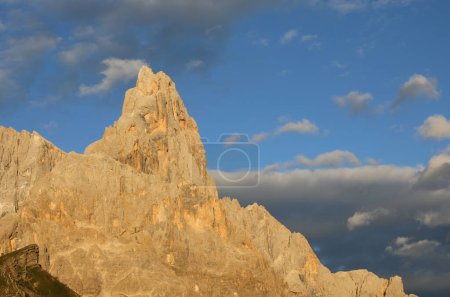 Foto de Pico rocoso de dolomitas italianas llamado CIMON DELLA PALA en el norte de Italia al atardecer - Imagen libre de derechos