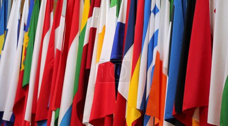 fondo de decenas de banderas de colores de muchos estados europeos