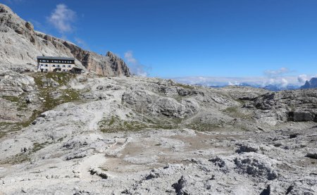Foto de Meseta pedregosa que parece casi un paisaje lunar en la cordillera de los Dolomitas en los Alpes italianos - Imagen libre de derechos