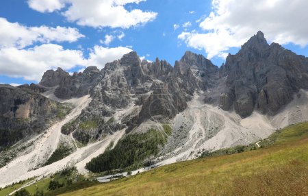 Téléchargez les photos : Panorama à couper le souffle de la VALLÉE DU VENÉGIE dans les Alpes européennes en contrebas des Dolomites italiennes dans le nord de l'Italie - en image libre de droit
