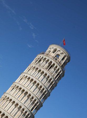 Foto de Pisa, PI, Italia - 21 de agosto de 2019: Torre inclinada y cielo azul - Imagen libre de derechos