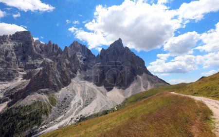 Téléchargez les photos : Panorama à couper le souffle de la VALLÉE DU VENÉGIE dans les Alpes européennes en contrebas des Dolomites italiennes dans le nord de l'Italie - en image libre de droit