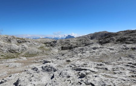Foto de Meseta pedregosa que parece casi un paisaje lunar en la cordillera de los Dolomitas en los Alpes italianos - Imagen libre de derechos