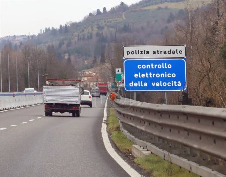 Téléchargez les photos : Point de contrôle de la police italienne avec texte qui signifie ELECTRONIC SPEED CONTROL en Italie - en image libre de droit
