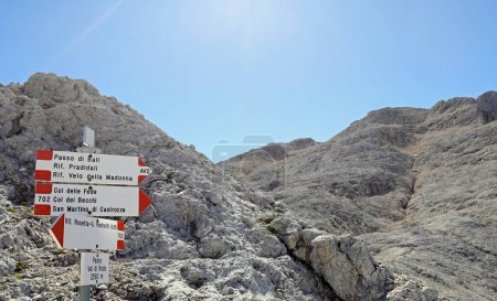 Foto de Marcador de sendero en el sendero de montaña con lugar en lengua italiana sin personas - Imagen libre de derechos