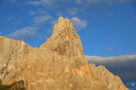 Foto de Alta montaña llamada CIMON DELLA PALA al atardecer en el norte de Italia - Imagen libre de derechos