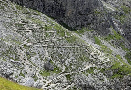 Foto de Camino de piedra alto en los Alpes en zigzag en verano - Imagen libre de derechos