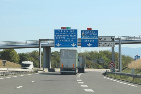 Panneau routier sur l'autoroute avec les lieux français et l'Italie et l'indication de MOUNT BLANC