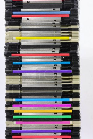 Téléchargez les photos : Vieilles disquettes colorées utilisées pour enregistrer des données et des programmes informatiques dans les années 90 et au début des années 2000 - en image libre de droit