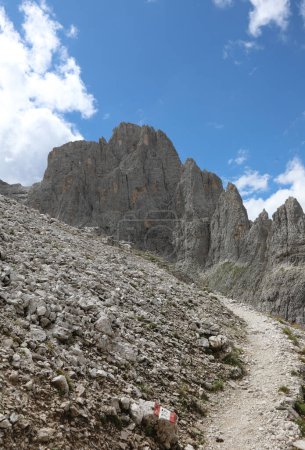 Foto de Montaña rocosa del grupo PALE DI SAN MARTINO en los Alpes europeos en el norte de Italia en verano - Imagen libre de derechos