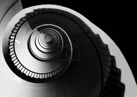 Téléchargez les photos : Escalier en colimaçon comme un escargot avec des propotions parfaites de Rapport d'Or en noir et blanc - en image libre de droit